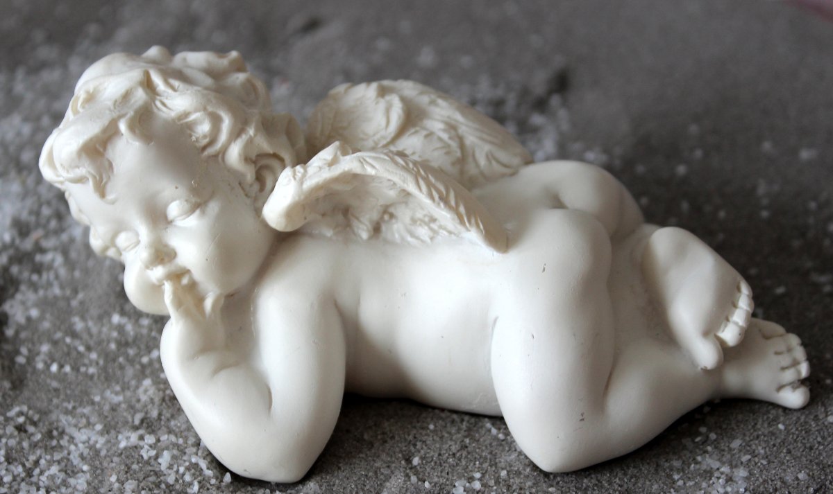 Ангелочек лежит