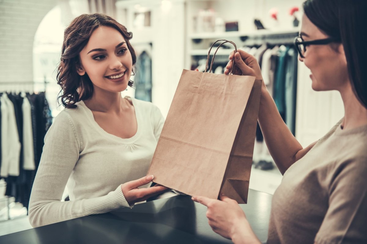 Женщина в магазине одежды