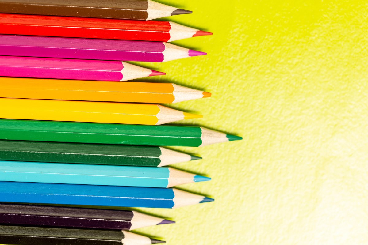 Цветные карандаши на столе