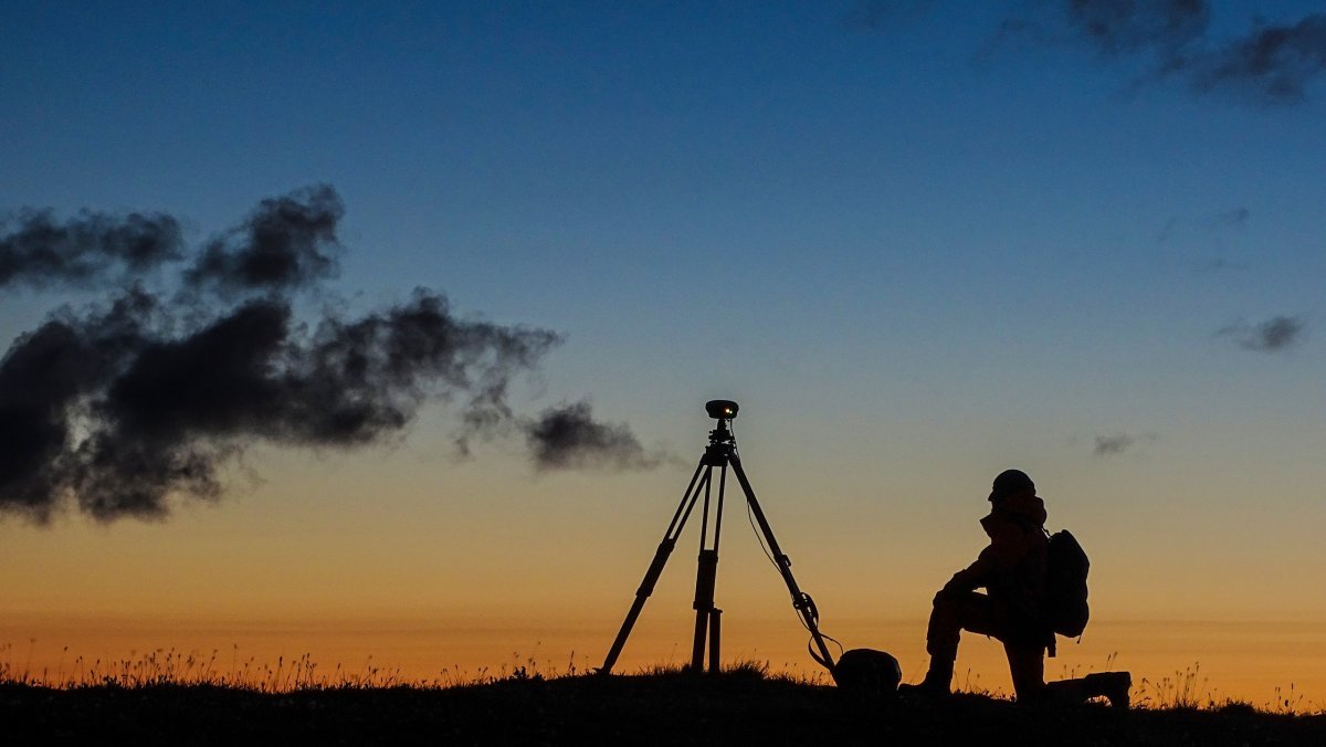 Геодезист на белом фоне