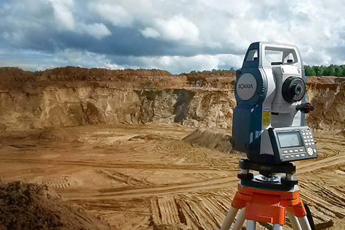 Девушка с тахеометром