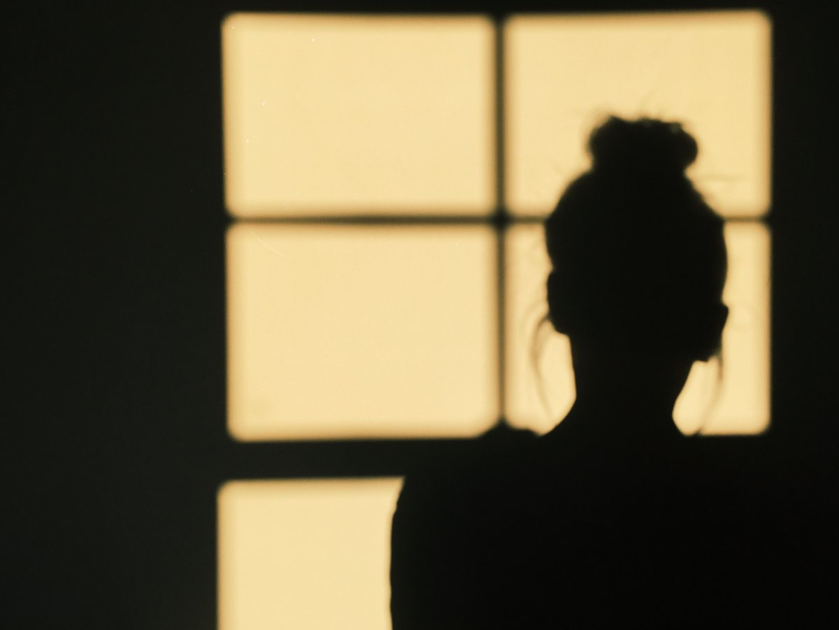 Силуэт девушки на стене тень