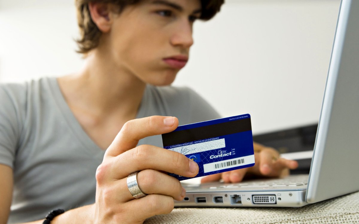 Подросток со смартфоном