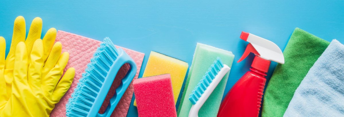 Бытовая химия на деревянном фоне