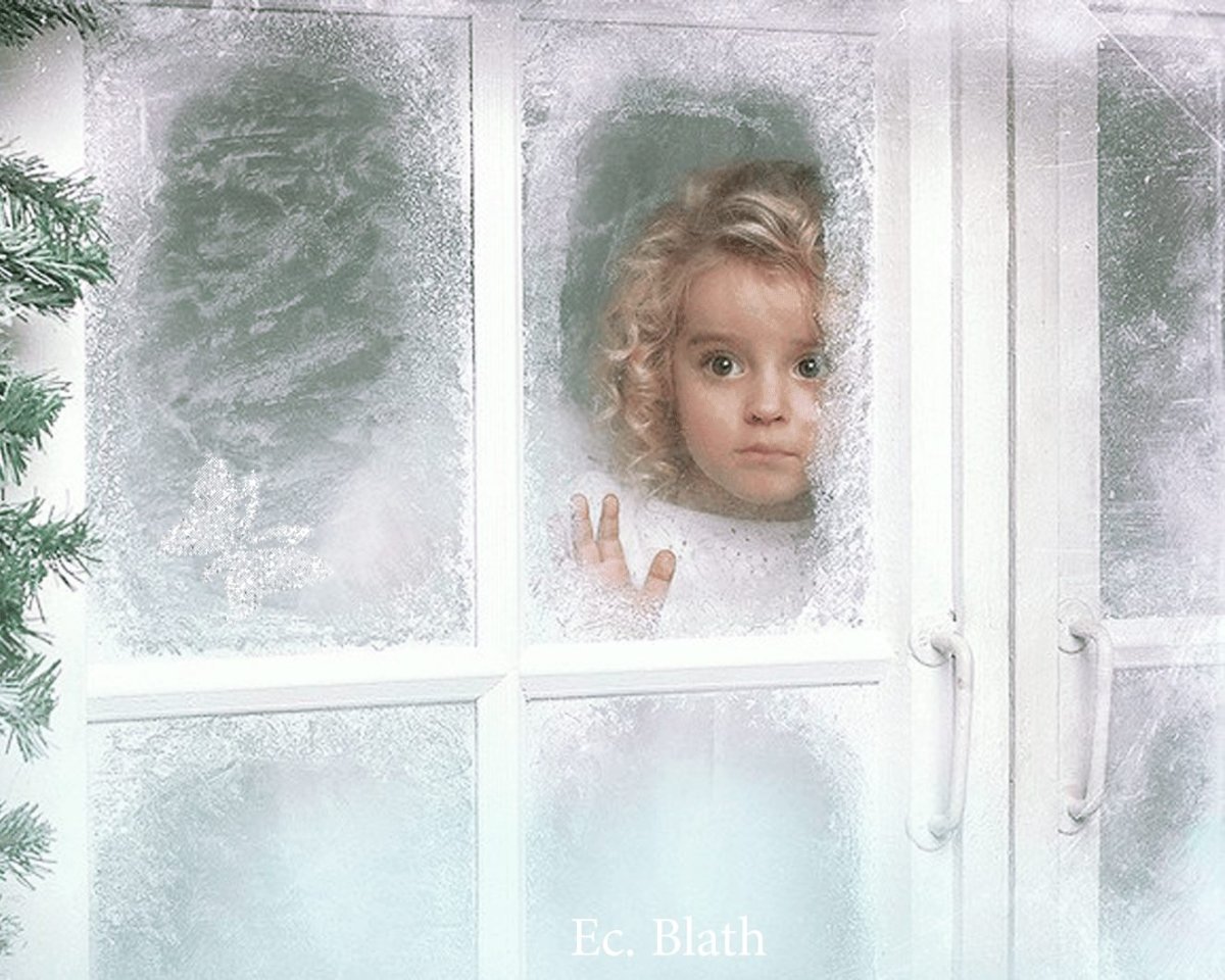 Девочка у окна зимой