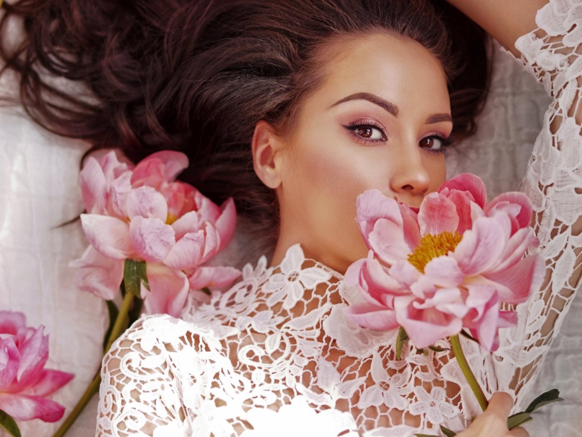 Девушка с косметикой