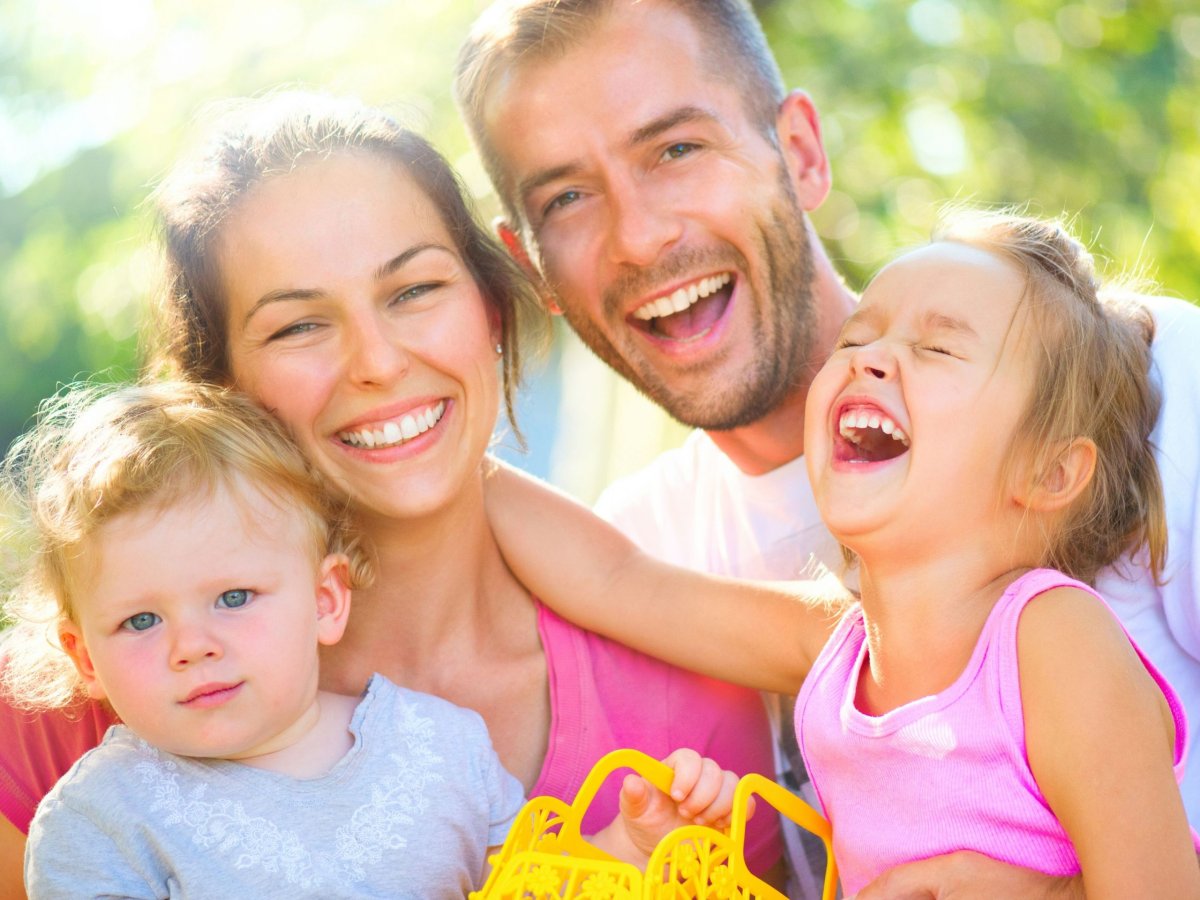 Семья со счастливым ребёнком