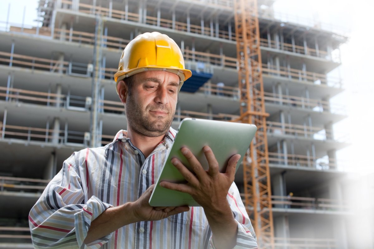 Строитель в каске на стройке