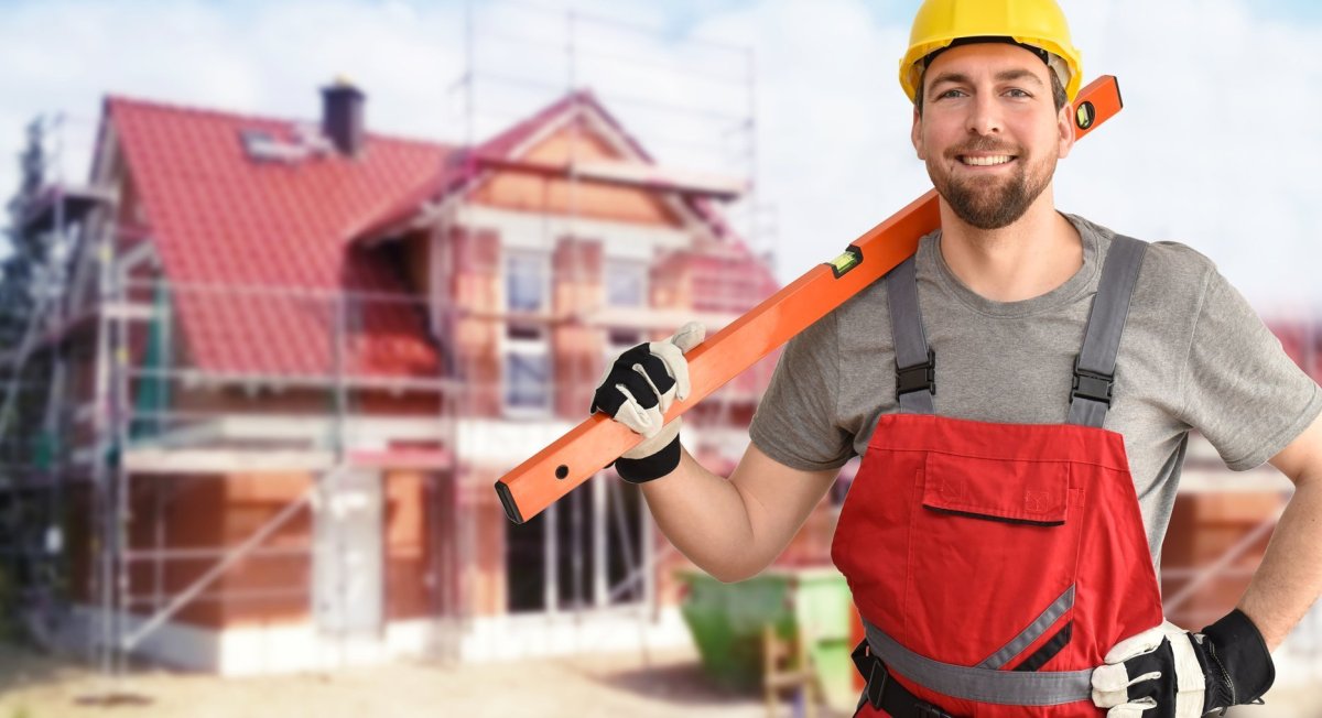 Строитель улыбается