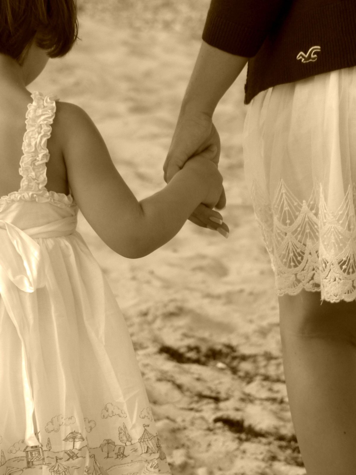 Мать и дочь со спины