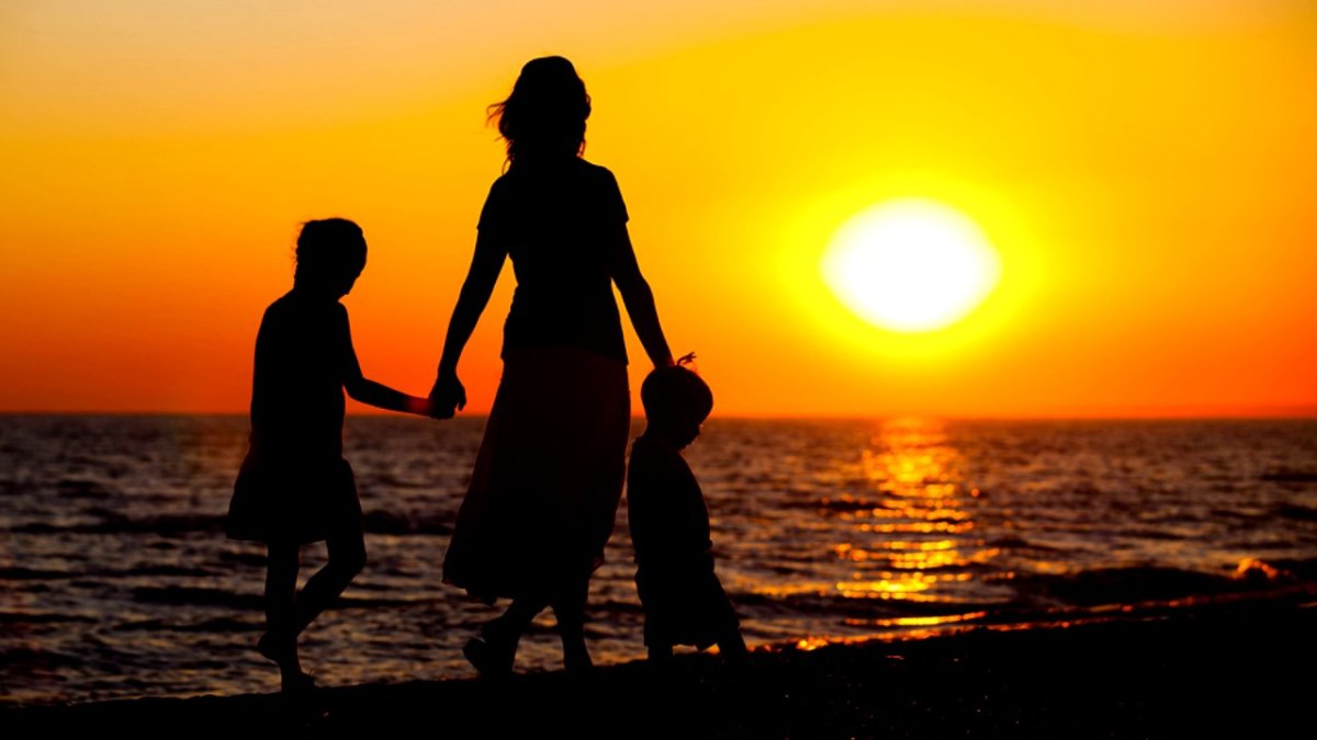 Мамочка на закате с детьми