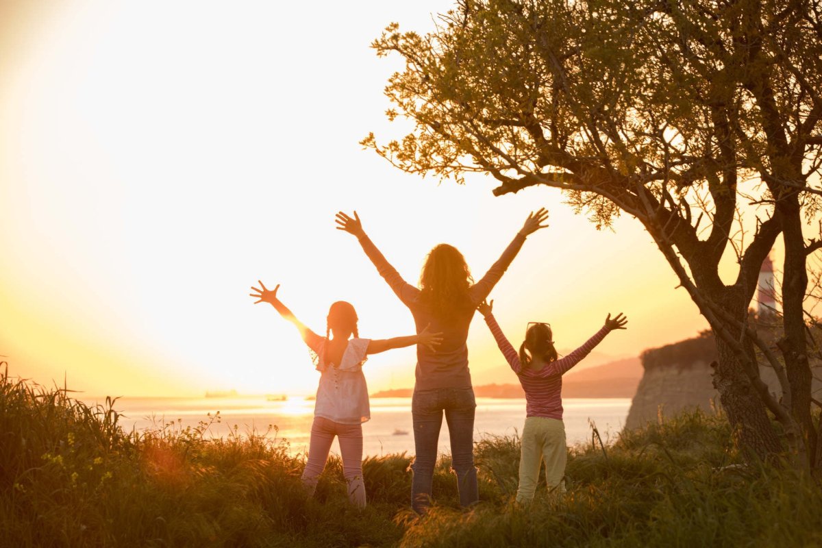 Мама с двумя дочерьми со спины