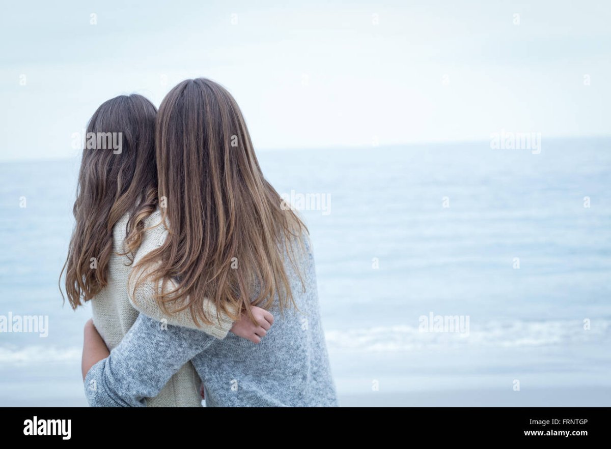 Мама с дочкой вид сзади