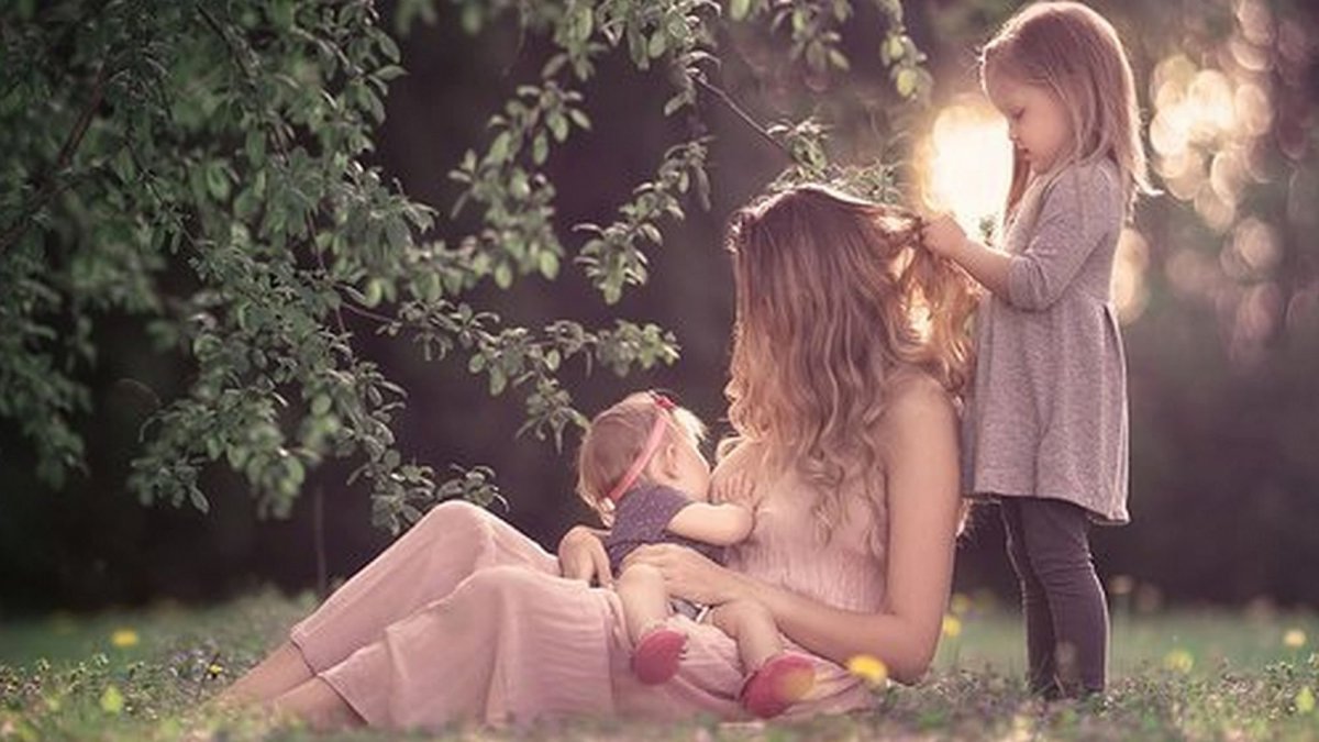 Мама с двумя маленькими дочками