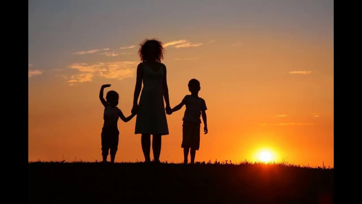 Мама с двумя детьми на закате