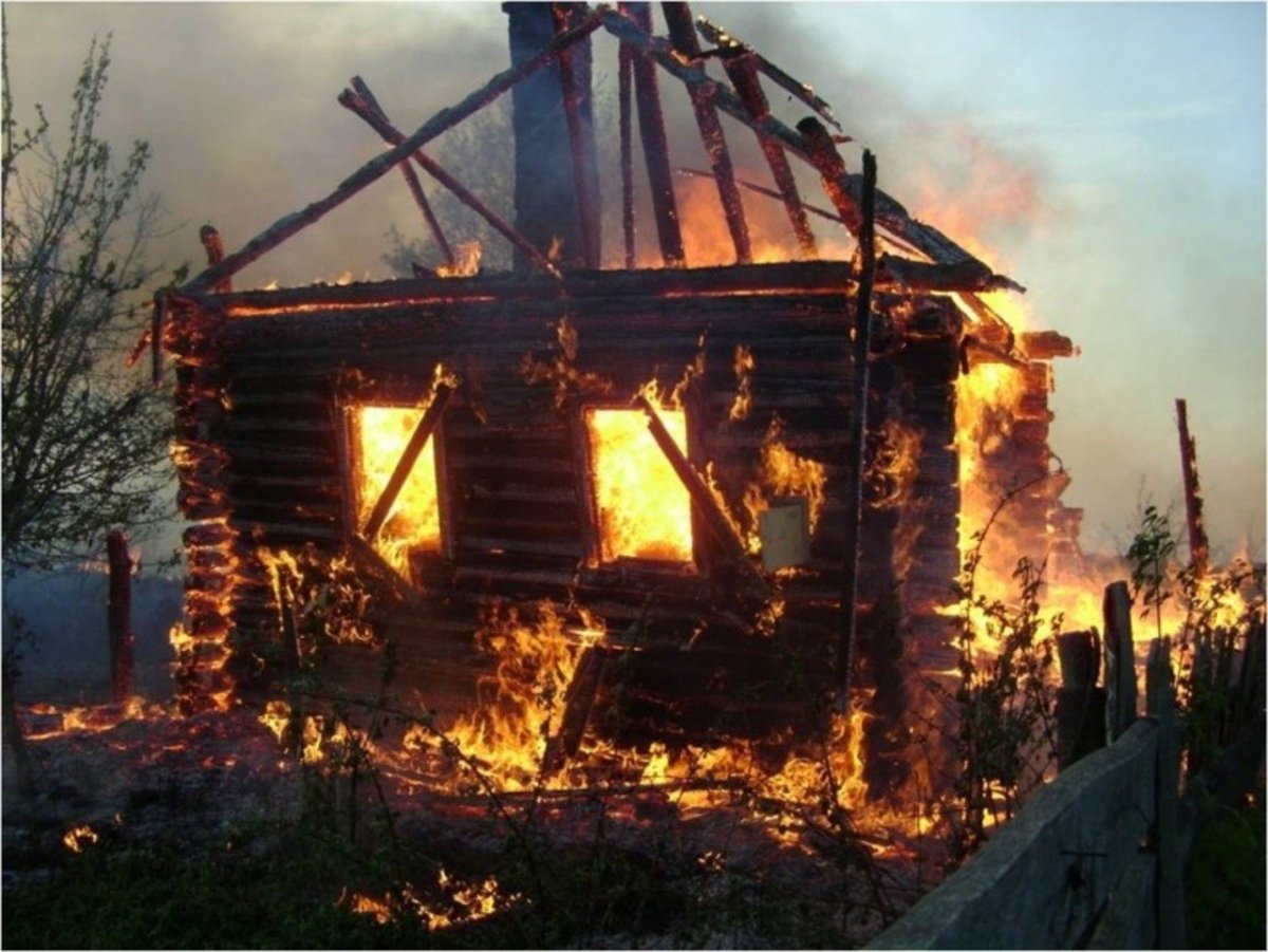 Нарисованная горящая изба