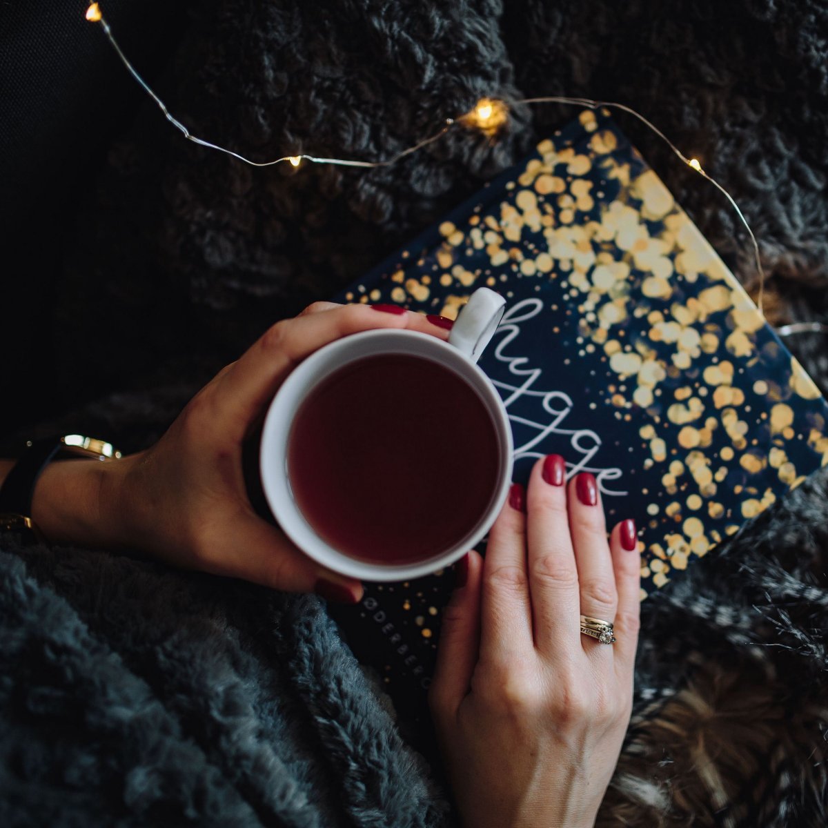 Чашка чая в руках