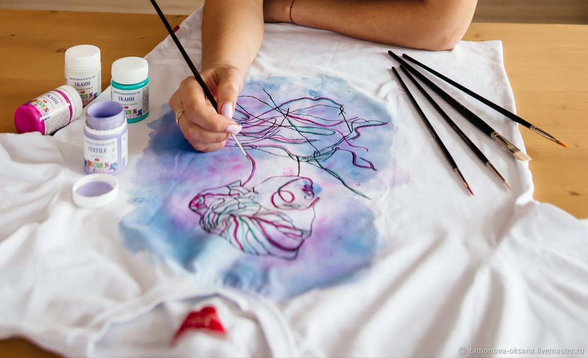 Роспись футболки красками по ткани