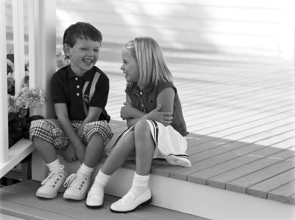 Мальчик с девочкой дружил