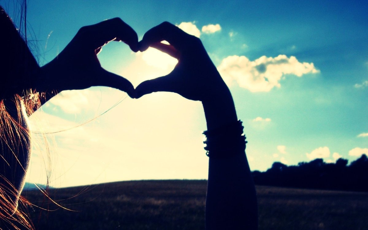 Авы для ватсапа рыжая девушка сердечко из пальцев