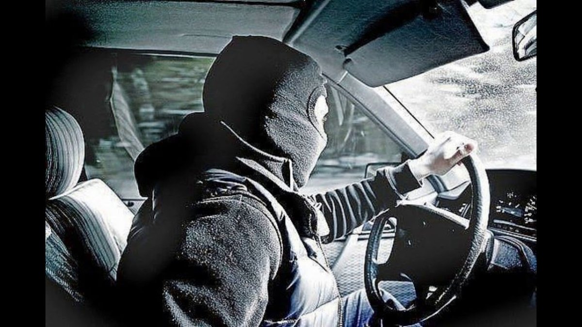 Парень в маске возле машины