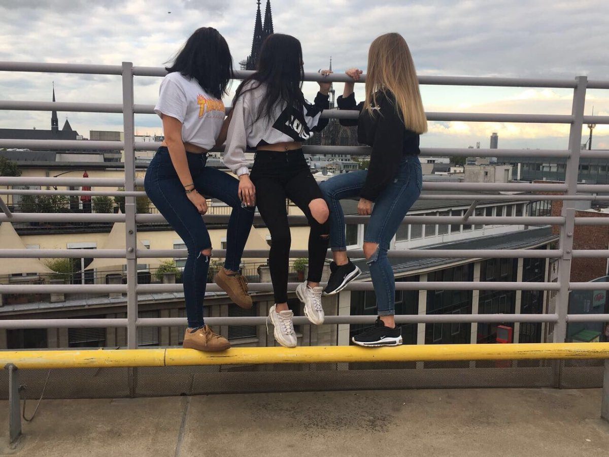 Трио два парня и девушка арт