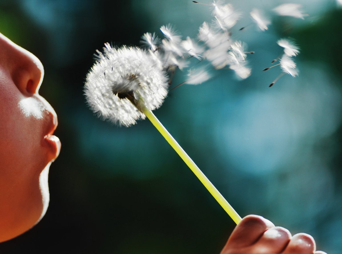 Надувает мыльные пузыри