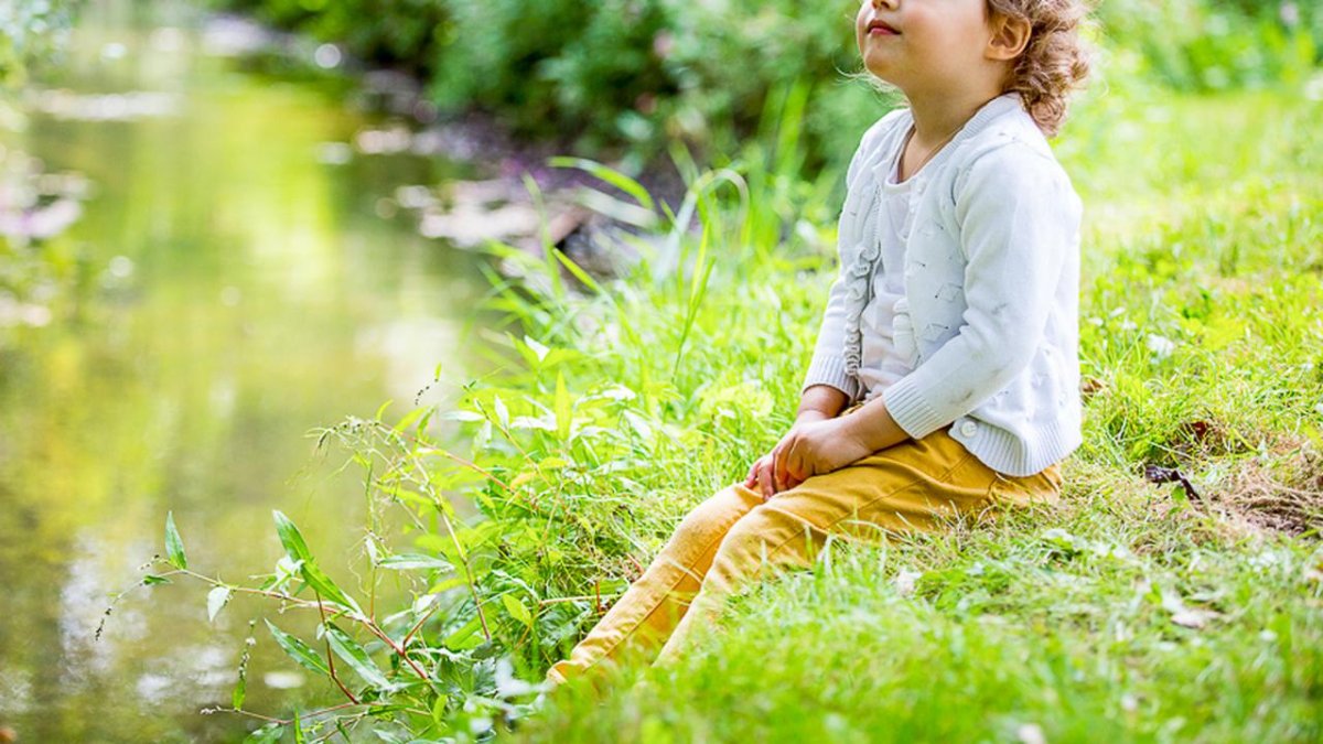 Человек дышит на белом фоне