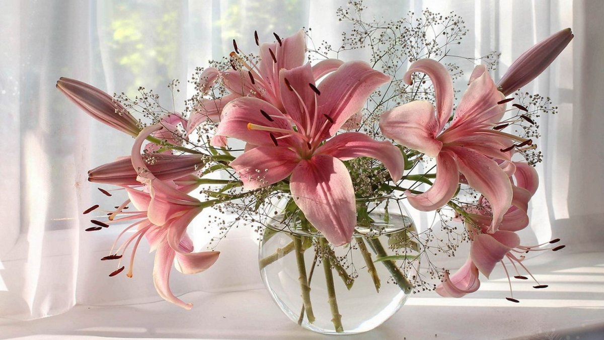 Лилии в вазе