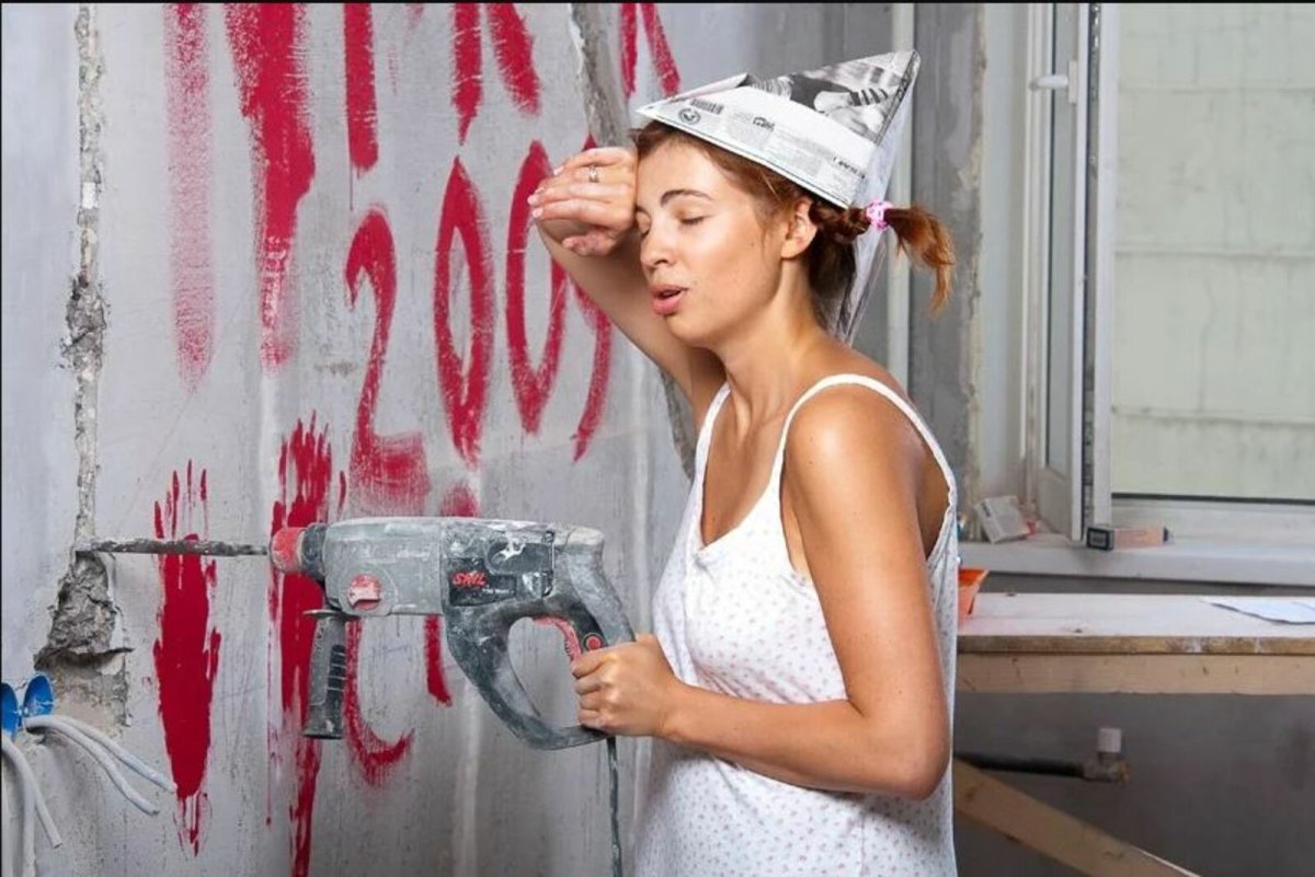 Девушка делает ремонт