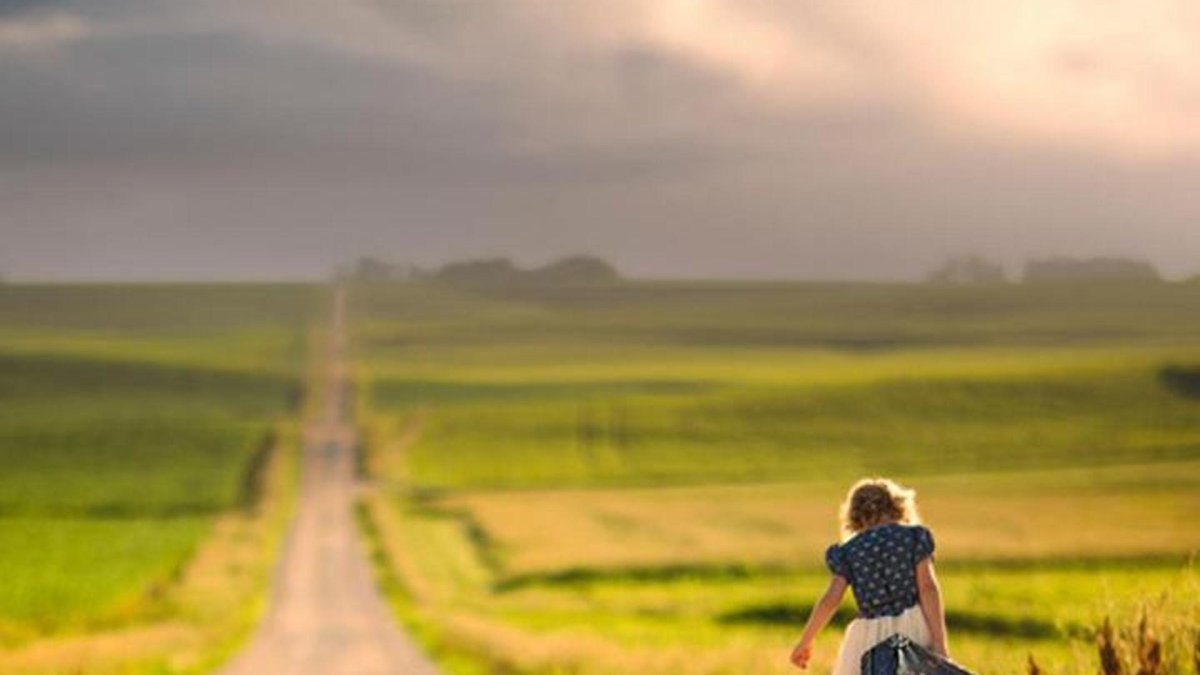 Одинокий человек на дороге