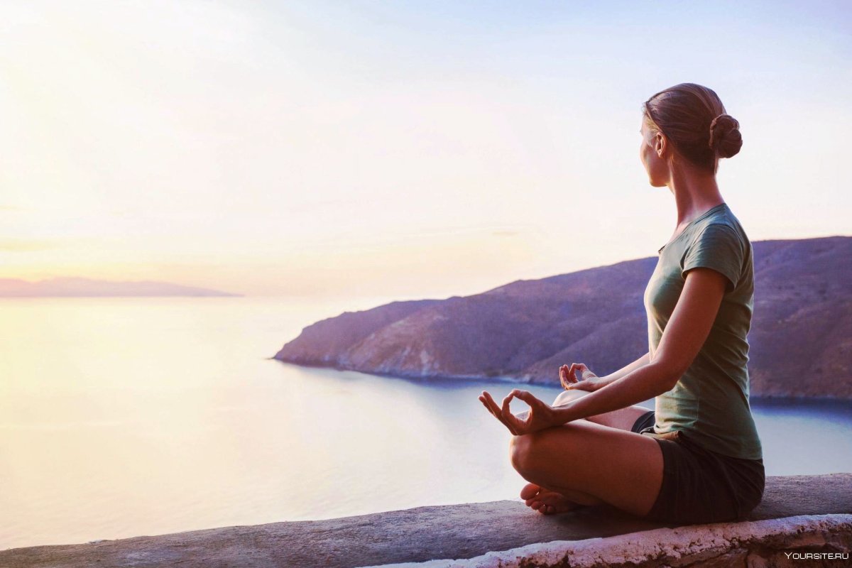 Девушка медитирует