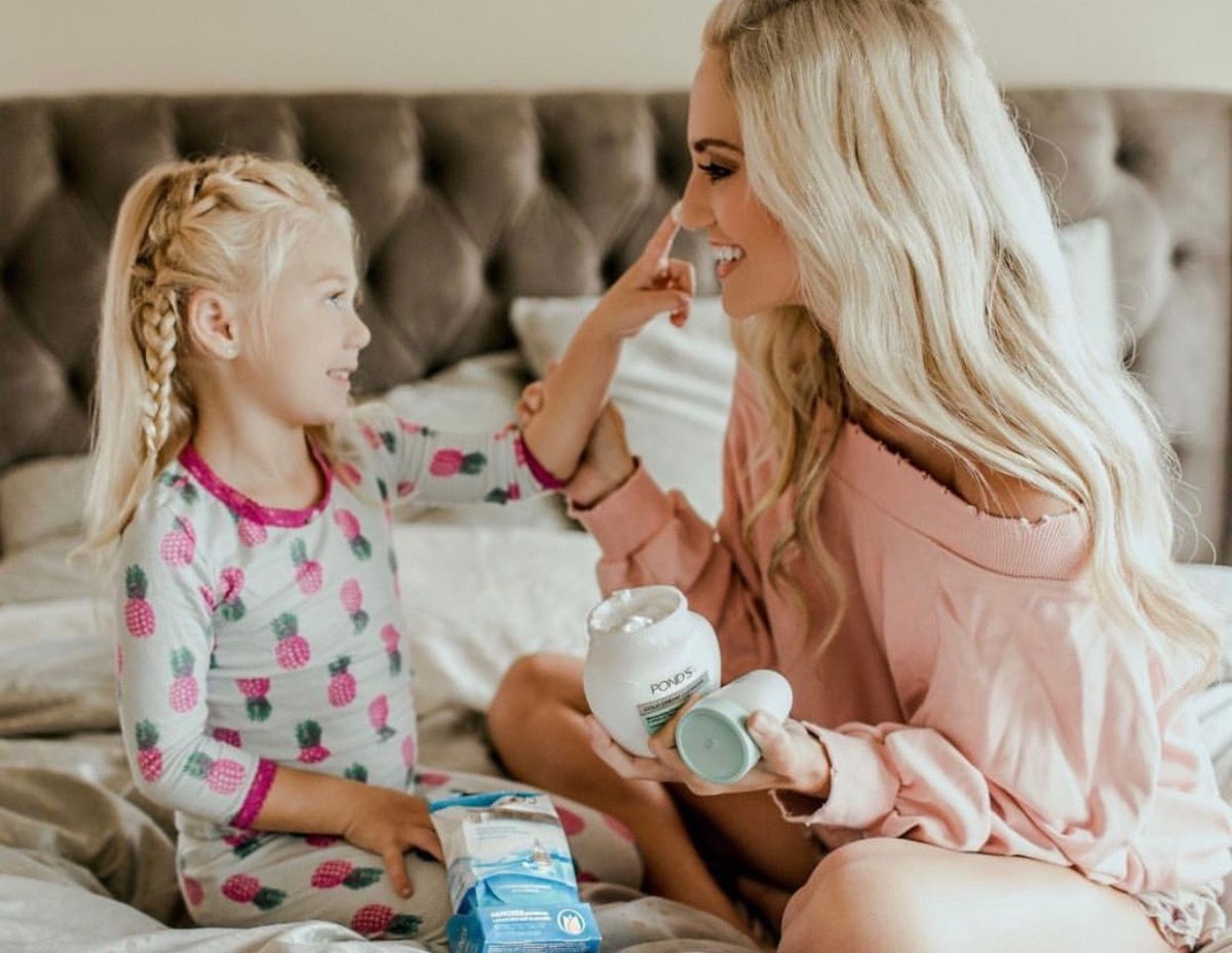 Мама заплетает дочку