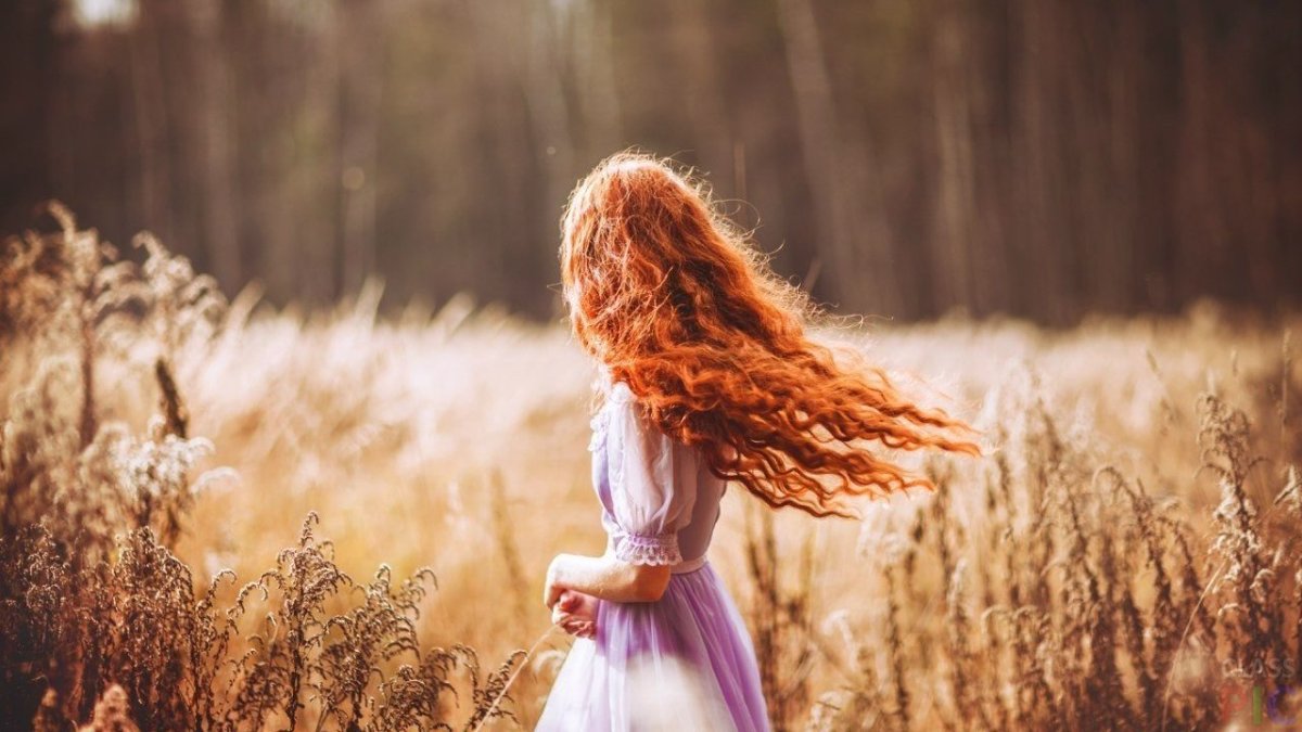 Рыжая девушка со спины