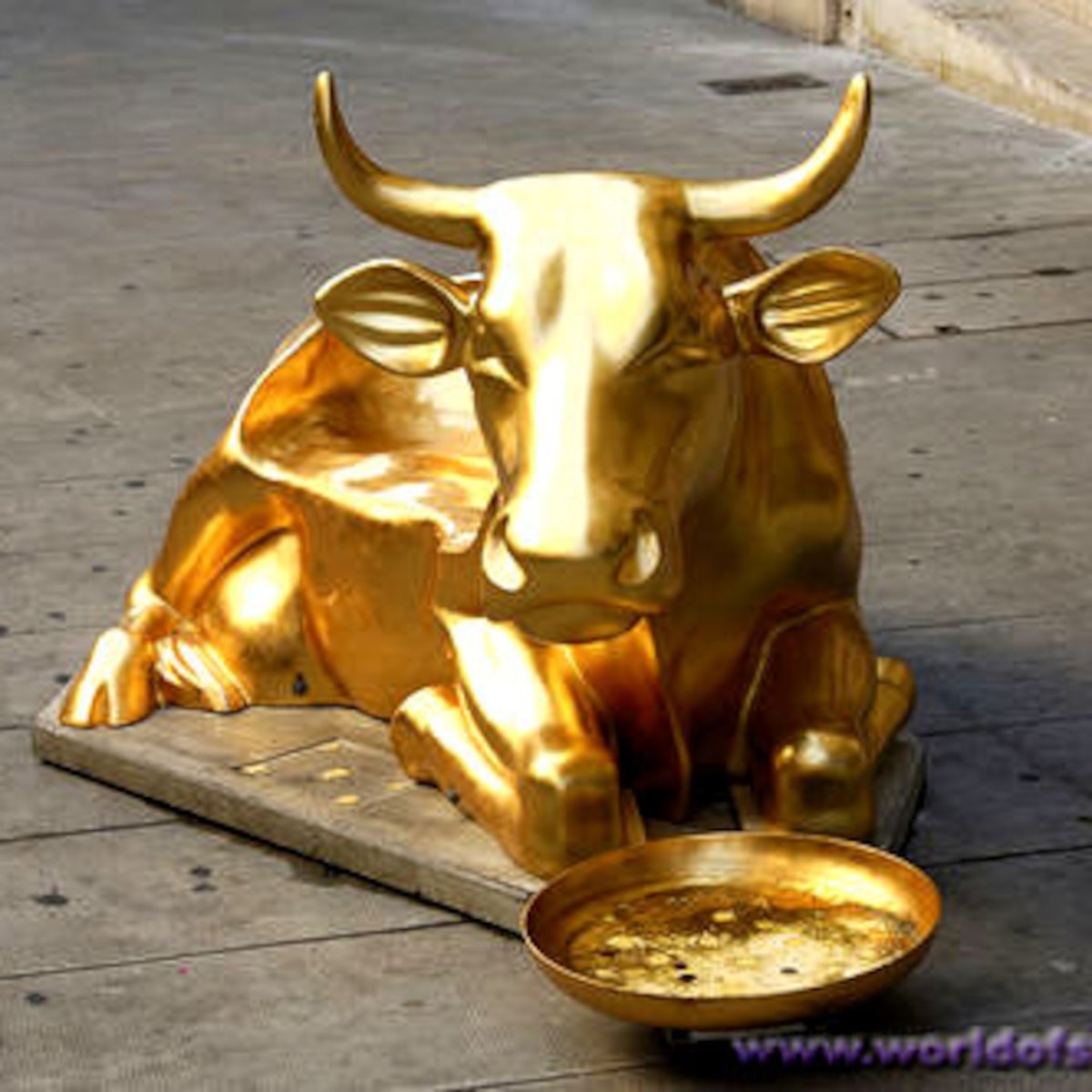 Золотой Телец скульптура