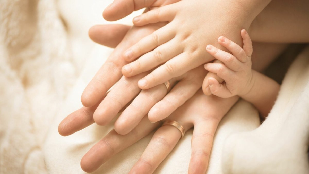 Руки родителей и детей