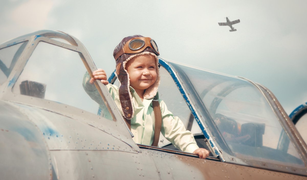 Мультяшный самолет с пилотом