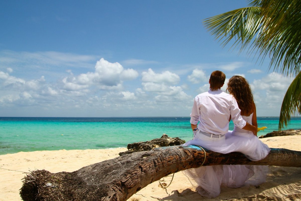 Девушка в волнах моря