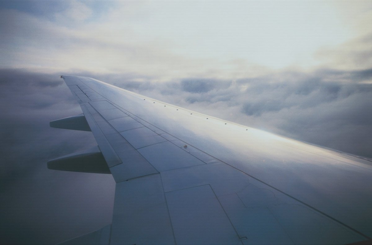 Крыло самолета в воздухе