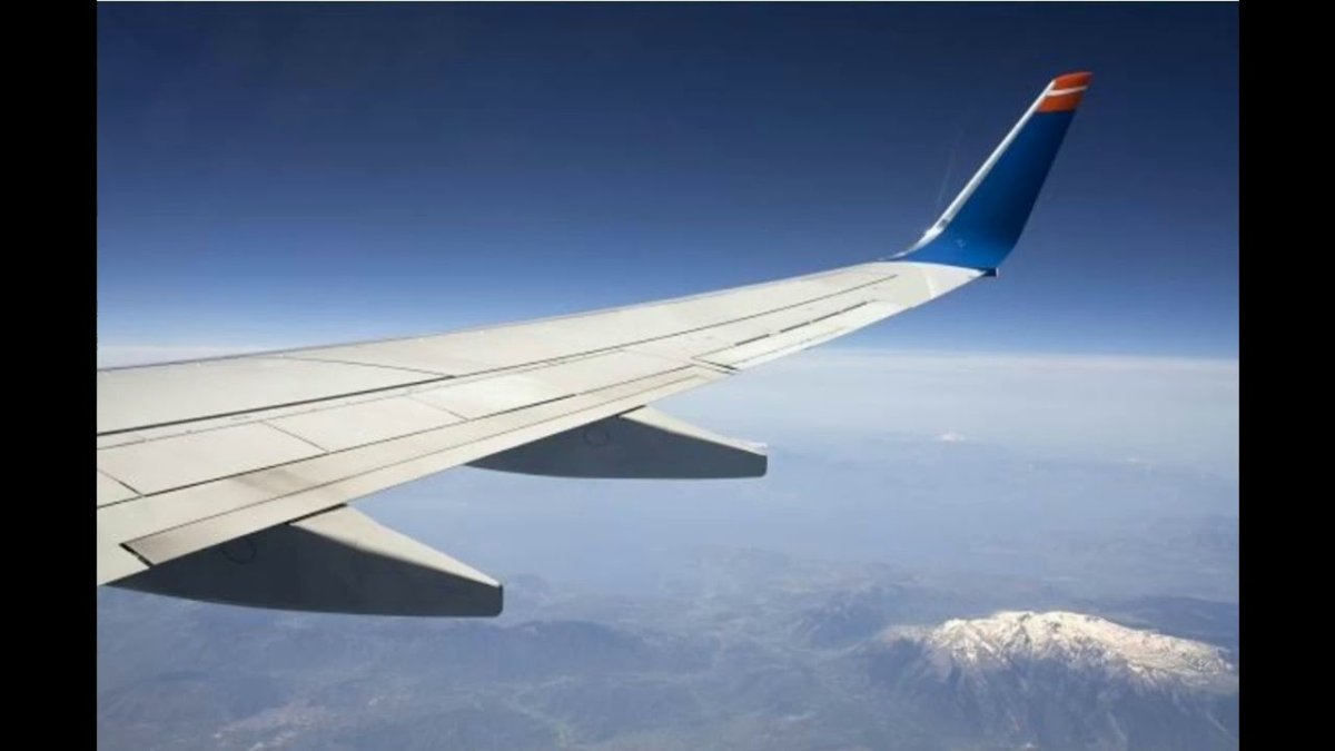 Крыло самолета из иллюминатора