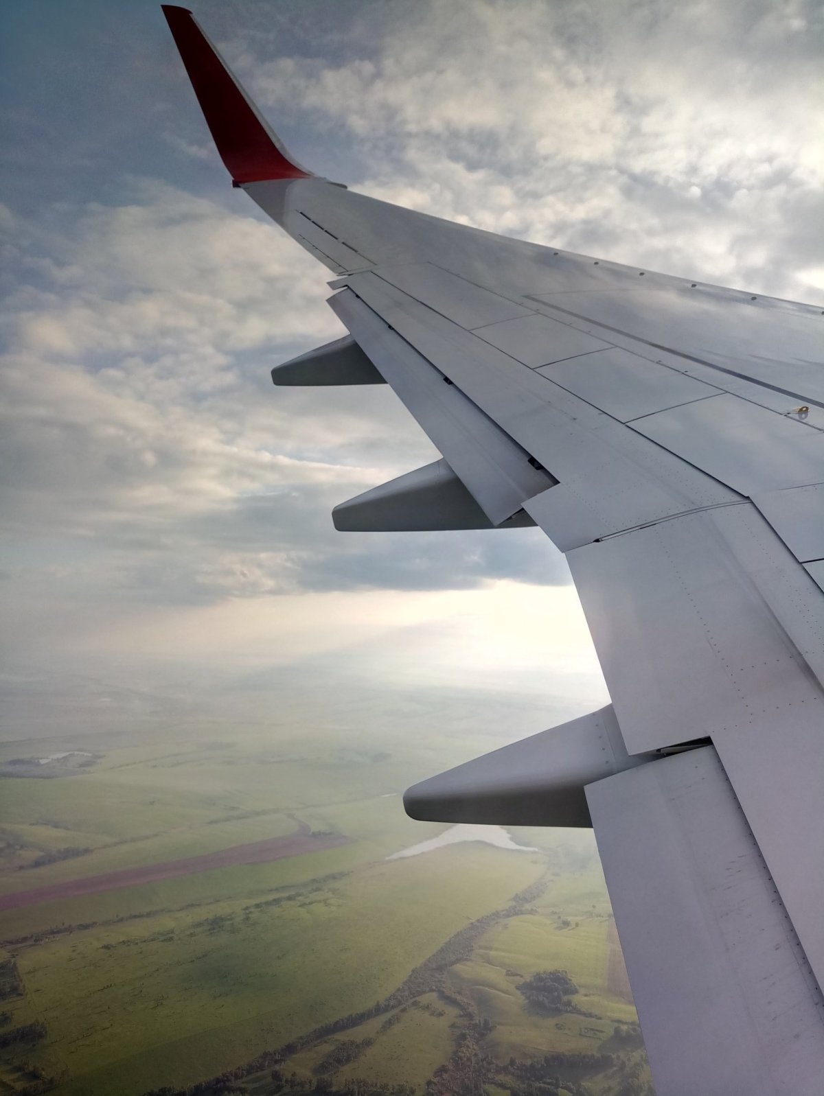 Крыло самолета в небе