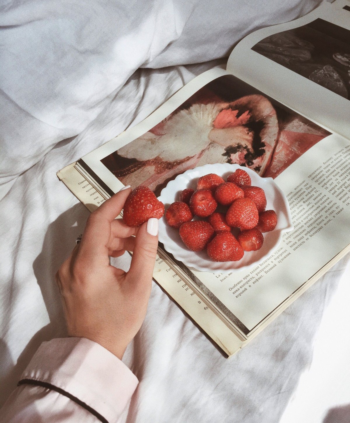 Собирает малину