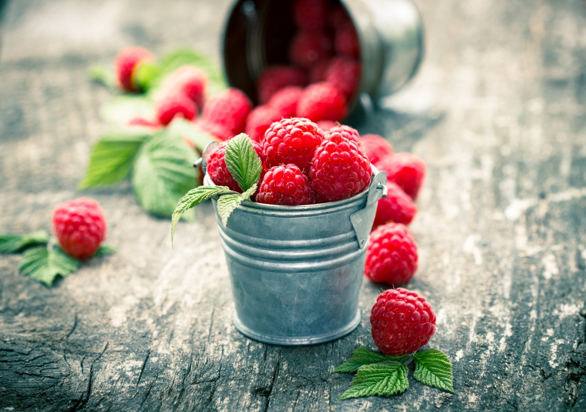 Сливки с клубникой на девушке