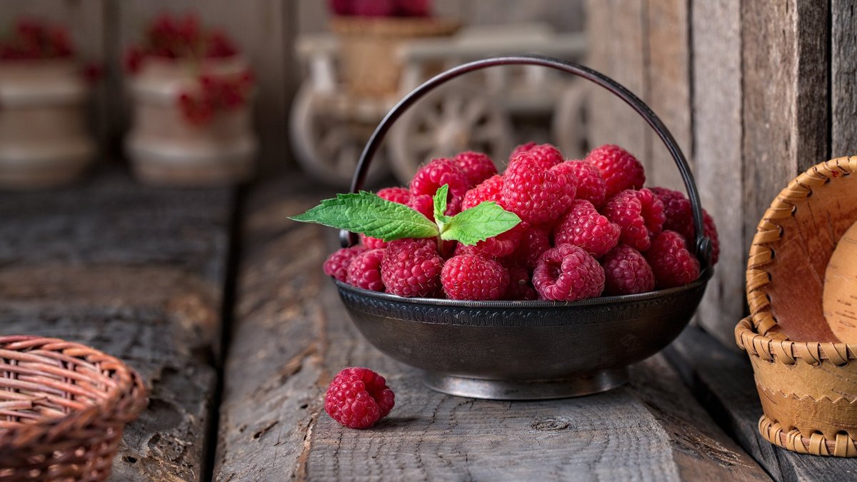 Малина в чашке