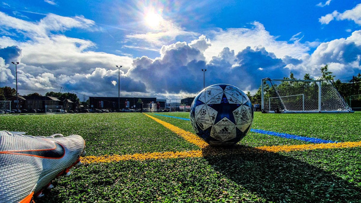 Футбольный мяч на поле