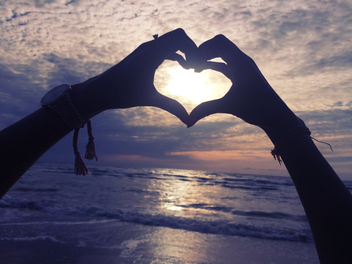 Сердце руками на закате
