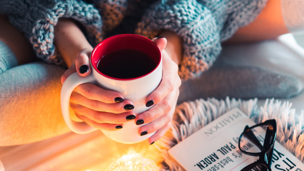 Девушка с кофе в руках