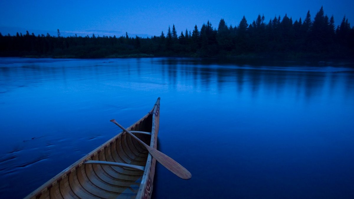 Голубое озеро с лодкой