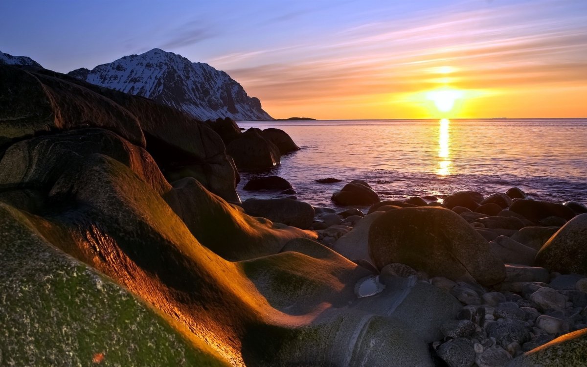 Рассвет море горы