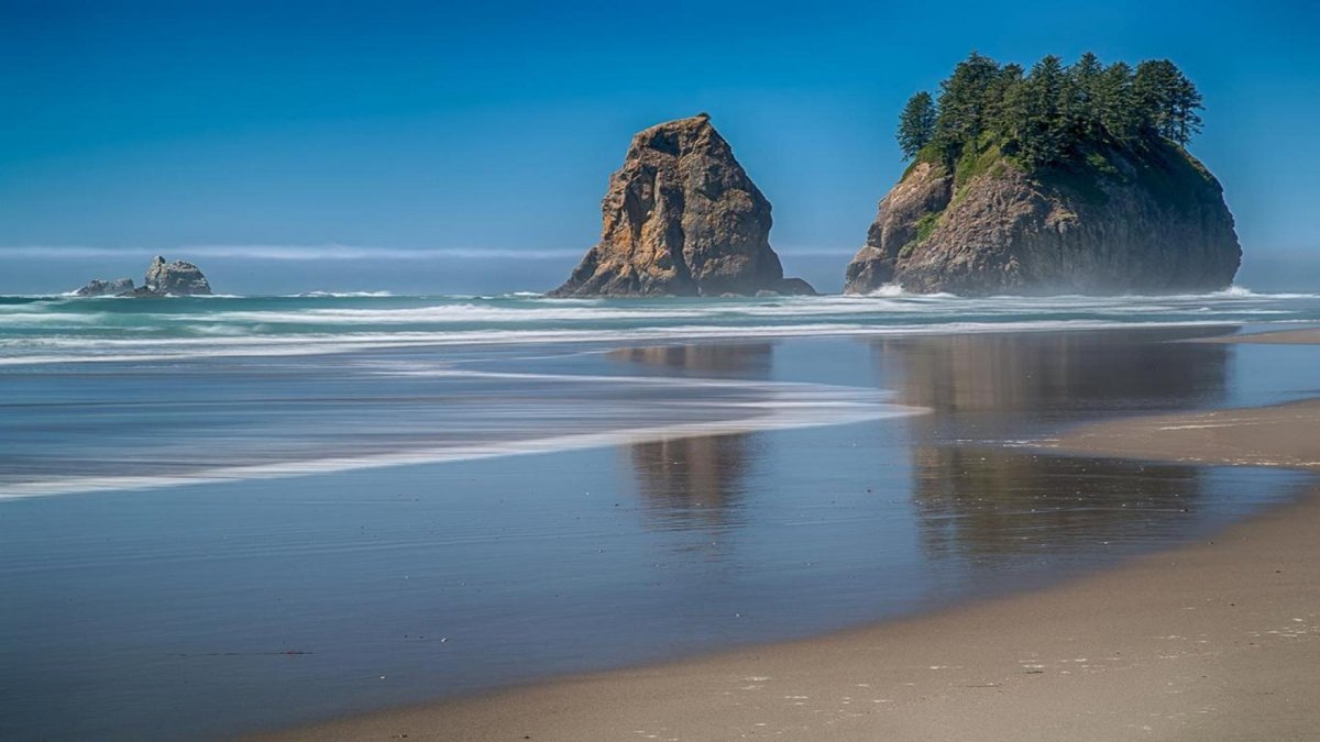 Спокойное море и скалы